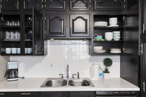 Fridge, microwave, oven, stovetop - Family Friendly_5BR Sleeps10_Near Downtown KC_FIFA (Independence)
