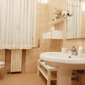 ห้องน้ำ | ฝักบัว, ไดร์เป่าผม, ผ้าเช็ดตัว, สบู่