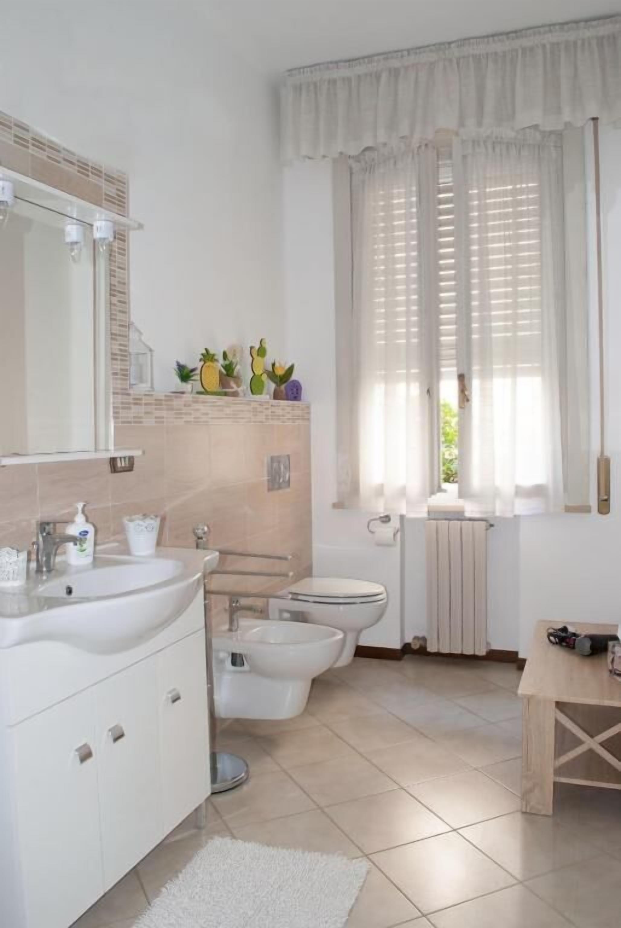 Family Triple Room, Patio, Garden View | Bathroom