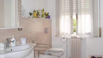 Family Triple Room, Patio, Garden View | Bathroom