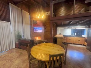 Dining - Cabanas Raízes and Texas: Hot tub, fireplace, and private pool. (Chapecó)