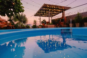 Pool - Cabanas Raízes and Texas: Hot tub, fireplace, and private pool. (Chapecó)