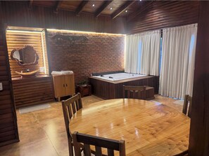 Room - Cabanas Raízes and Texas: Hot tub, fireplace, and private pool. (Chapecó)