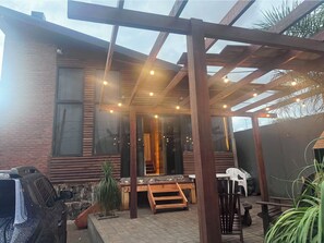 Exterior - Cabanas Raízes and Texas: Hot tub, fireplace, and private pool. (Chapecó)