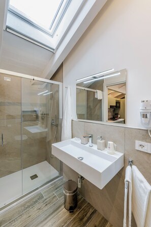 Dusche, Haartrockner, Bidet, Handtücher
