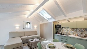Een knus woongedeelte met een slaapverdieping, een kitchenette en een eethoek.