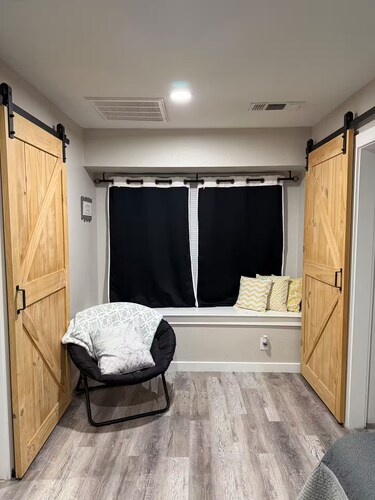 Contemporary Full Studio w/kitchen in McKinney!