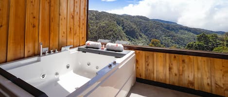 Superior-Doppelzimmer, Balkon, Bergblick | Unterkunftsgelände