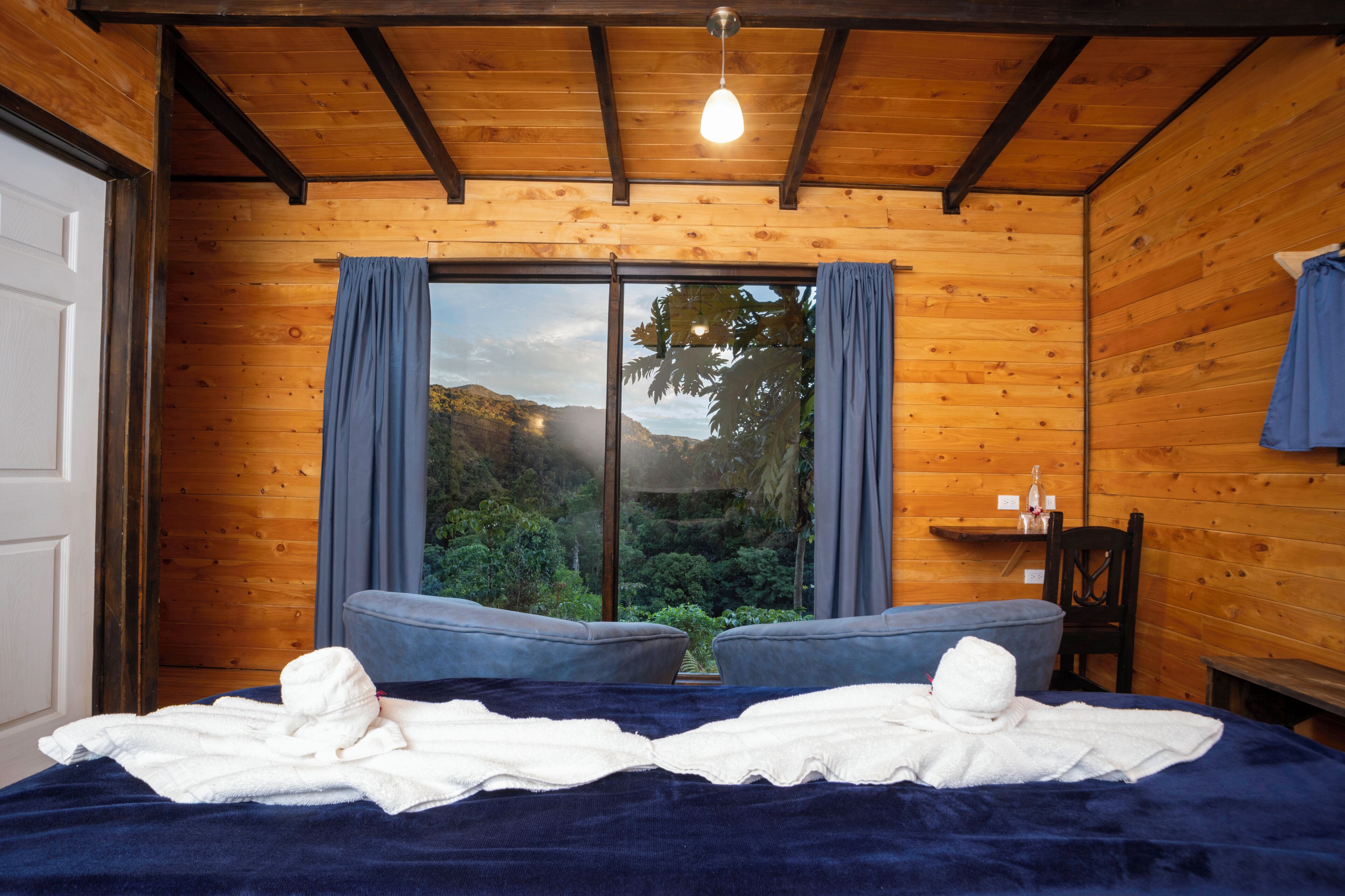 Habitación estándar con 1 cama matrimonial o 2 individuales, vista a la montaña | Wifi gratis 