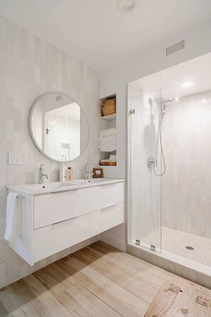 Dusche, Haartrockner, Bidet, Handtücher