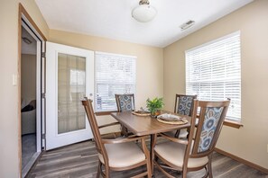 Dining - Keystone Garden Villa F (Indianapolis)