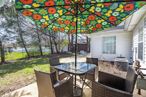 Outdoor dining - Keystone Garden Villa F (Indianapolis)