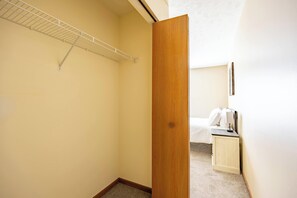 2 habitaciones, escritorio y tabla de planchar con plancha