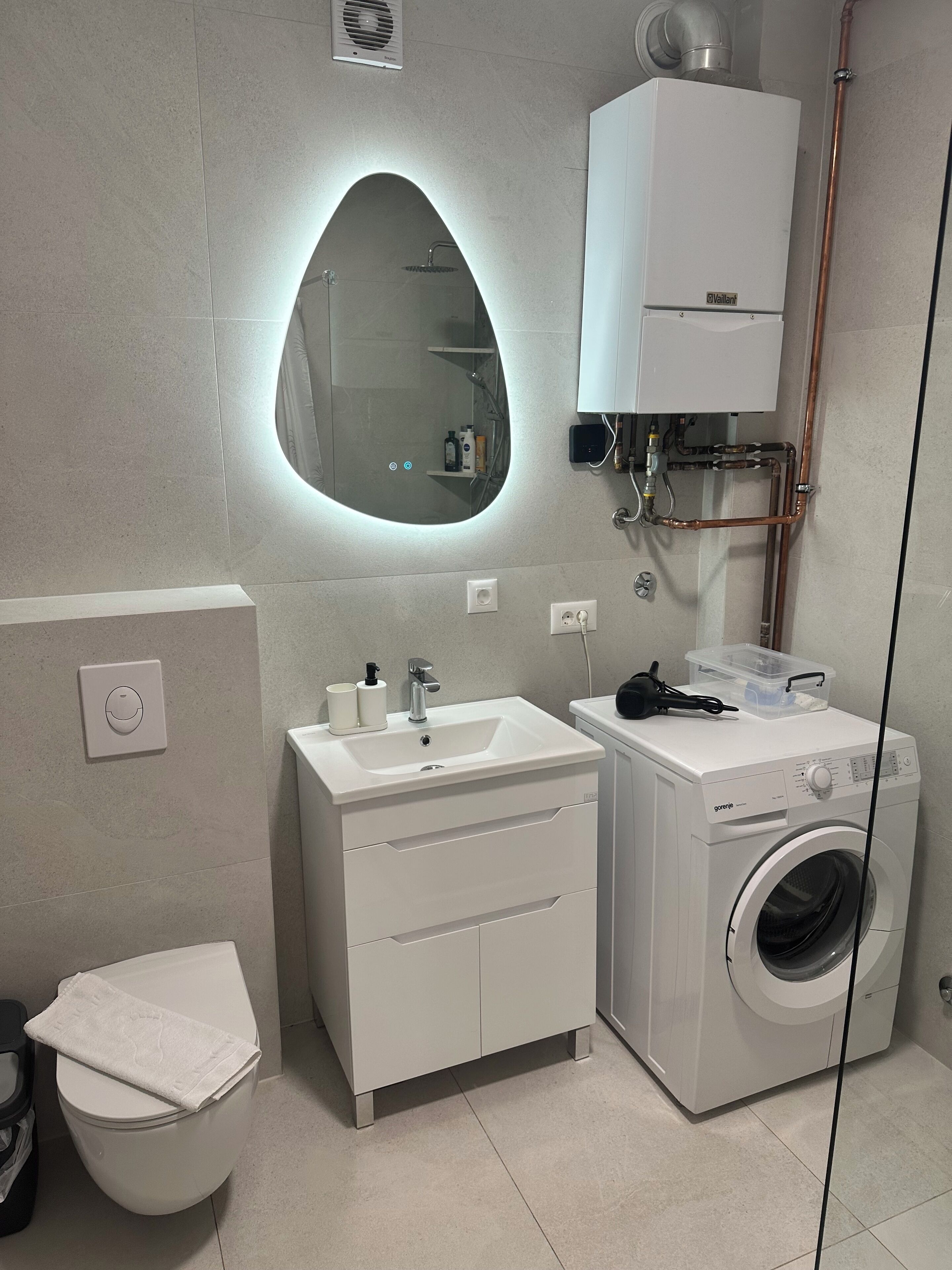 Douche, séchoir à cheveux, bidet, serviettes fournies