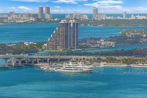 Ein Hotel direkt am Wasserufer mit einem großen Gebäude, einer Marina und einer Stadtansicht im Hintergrund.