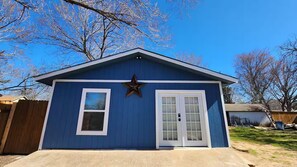 Exterior - Texoma Casa Azul Contemporary & Comfortable (Denison)