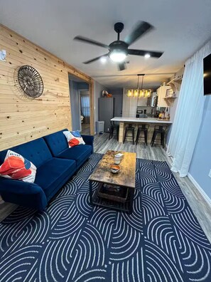 Living area - Texoma Casa Azul Contemporary & Comfortable (Denison)