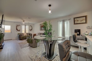 Interior - WORLD CUP READY 
Lovely 3BD and2.5BA
1 King , 2Queen Beds in Lovely Princeton TX (Princeton)