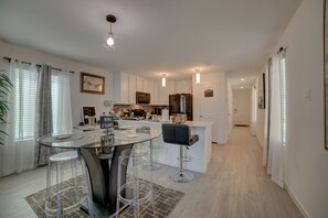 Dining - WORLD CUP READY 
Lovely 3BD and2.5BA
1 King , 2Queen Beds in Lovely Princeton TX (Princeton)