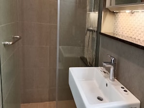 Dusche, Haartrockner, Bidet, Handtücher