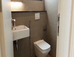 Shower, hair dryer, bidet, towels - 2-bedroom apartment in beautiful Kuala Lumpur with AC and gym access (Kuala Lumpur)