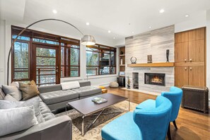 TV, fireplace, offices - Walk to village | AC, hot tub & garage (Whistler)