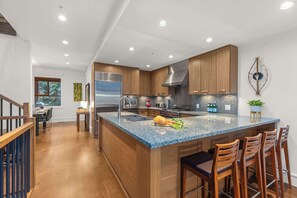 Coffee/tea maker, fridge, microwave, oven - Walk to village | AC, hot tub & garage (Whistler)
