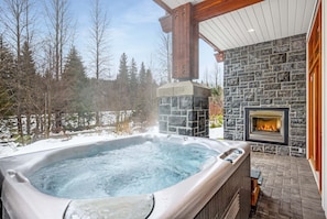 Outdoor spa tub - Walk to village | AC, hot tub & garage (Whistler)