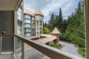 Property grounds - Mountain condo - pool, hot tub & gym (Whistler)