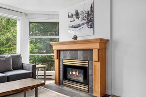 TV, fireplace, offices - Mountain condo - pool, hot tub & gym (Whistler)