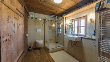 Dusche, Haartrockner, Bidet, Handtücher