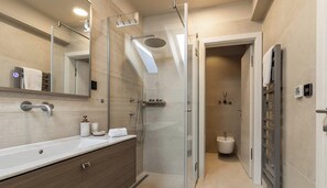 Shower, hair dryer, bidet, towels - Luxury 3BR Mountain Spa Villa with Heated Pool (Sveti Rok)
