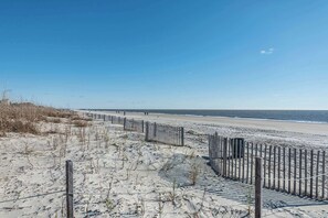 Beach nearby - Stunning Oceanfront Villa - 3rd Floor Views and Renovated 2026 (Hilton Head Island)