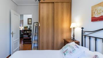 Tabla de planchar con plancha, wifi y ropa de cama