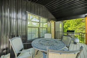 Outdoor dining - Red Wolf Cabin | 2 Queen Suites, Hot Tub, Wi-Fi, & Easy Access in Rogers, KY (Rogers)