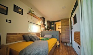 Room - Chill, unique 20ft Shipping Container Jungle Cabin near Flores Island - sleeps 2 (Flores)