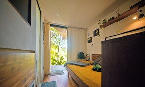 Room - Chill, unique 20ft Shipping Container Jungle Cabin near Flores Island - sleeps 2 (Flores)
