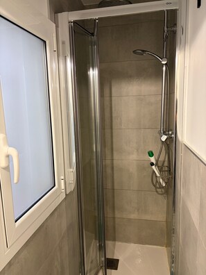 Dusche, Haartrockner, Handtücher, Seife