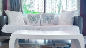 Luxury Villa, Mountain View | Desk, laptop workspace, soundproofing, WiFi (free)