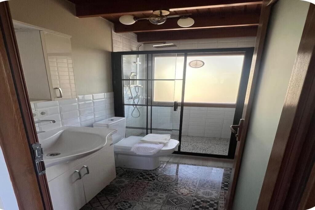 Luxury Villa, Garden View | Bathroom | Shower, free toiletries, hair dryer, towels