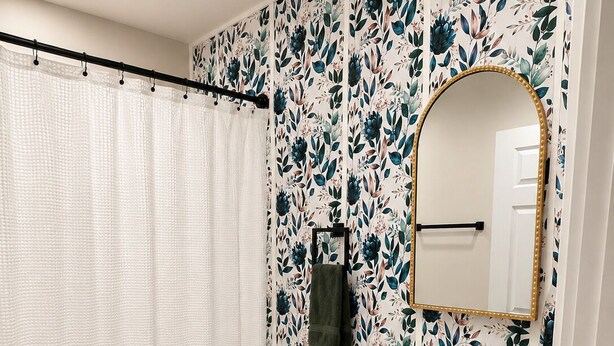 Ein modernes Badezimmer mit Toilette, Waschbecken und Spiegel.