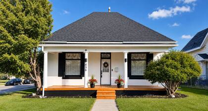Cozy 2-bedroom home within walking distance to downtown shops and dining!