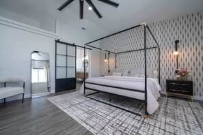4 habitaciones, escritorio y tabla de planchar con plancha 