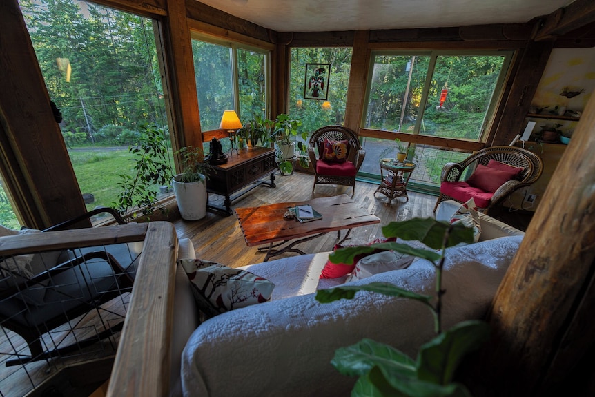 Thunderbird Treehouse, A Cozy Artisan Built Home Overlooking Mt Hood. - Hood River, OR
