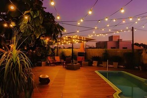 Una piscina al aire libre, camas de piscina gratis