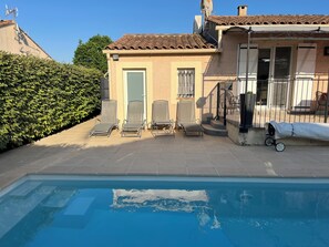 Pool - A single-storey house in a quiet subdivision with swimming pool and parking. (Manduel)