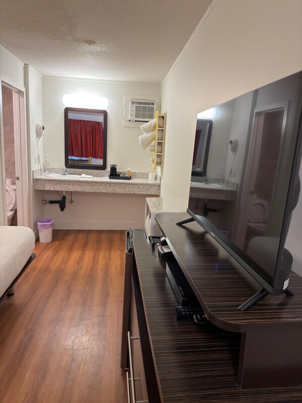 Comfort Double Room, Mountain View | Laptop workspace, free WiFi