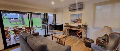 Smart TV, fireplace