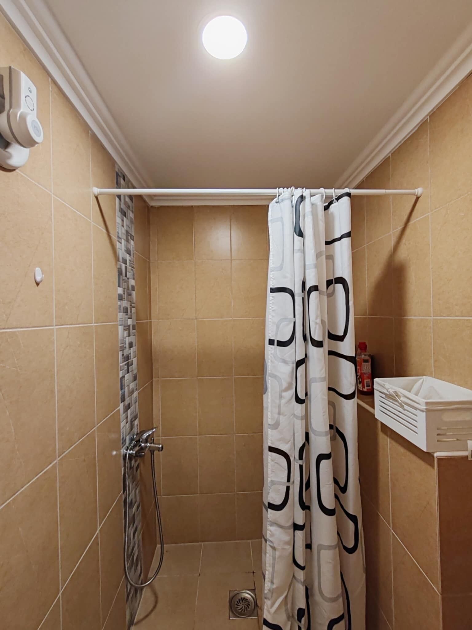 Een douche, handdoeken, toiletpapier