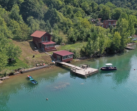 Exterior. Lake House Perucac